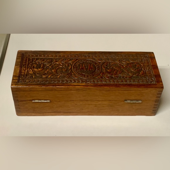 Late 19th Century Hand Carved Finger Jointed Wheeler & Wilson Sewing Machine Box - Picture 5 of 15